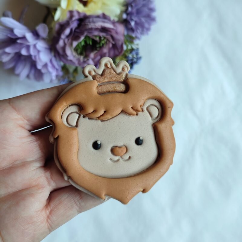 Lion crown face