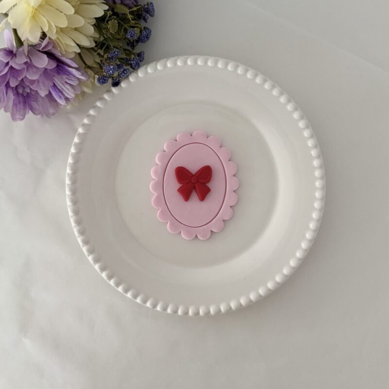 Wavy oval frame with line