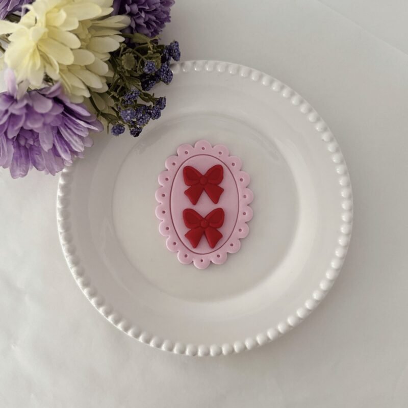 Wavy oval frame with line and dots