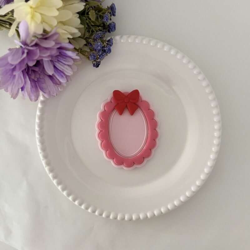 Wavy oval frame with double line