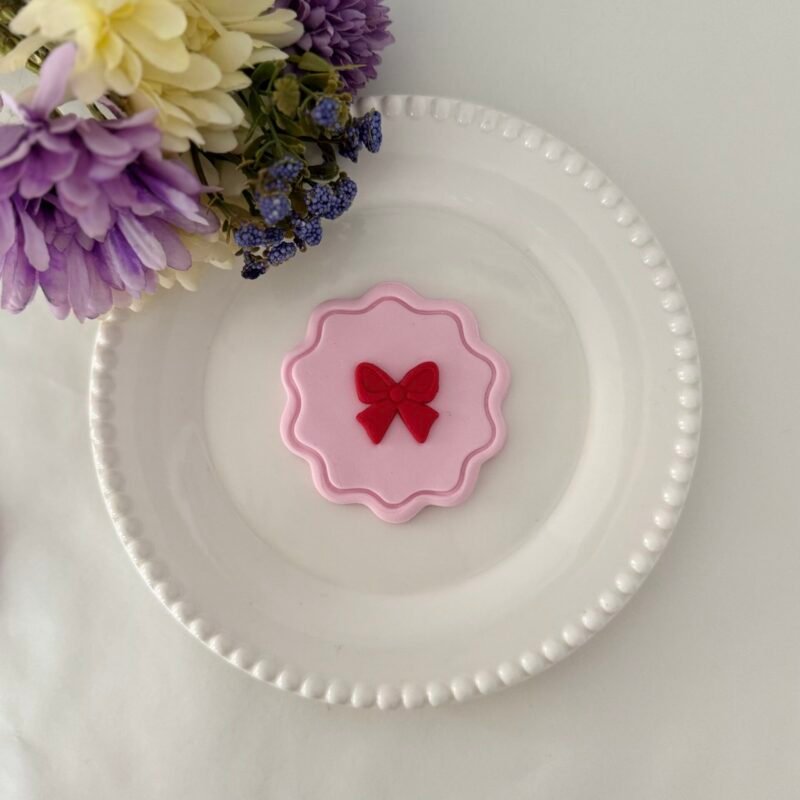 Wavy circle frame embosser
