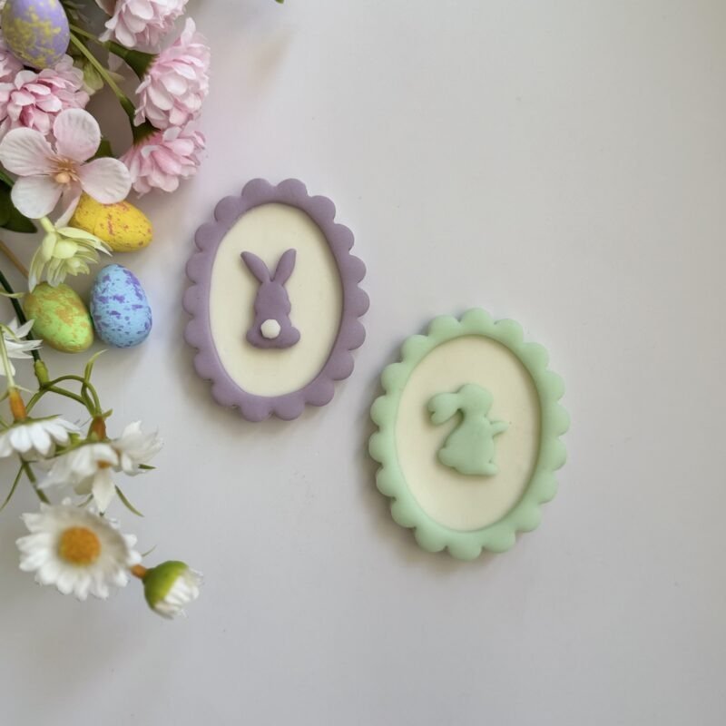 Wavy oval frame with line