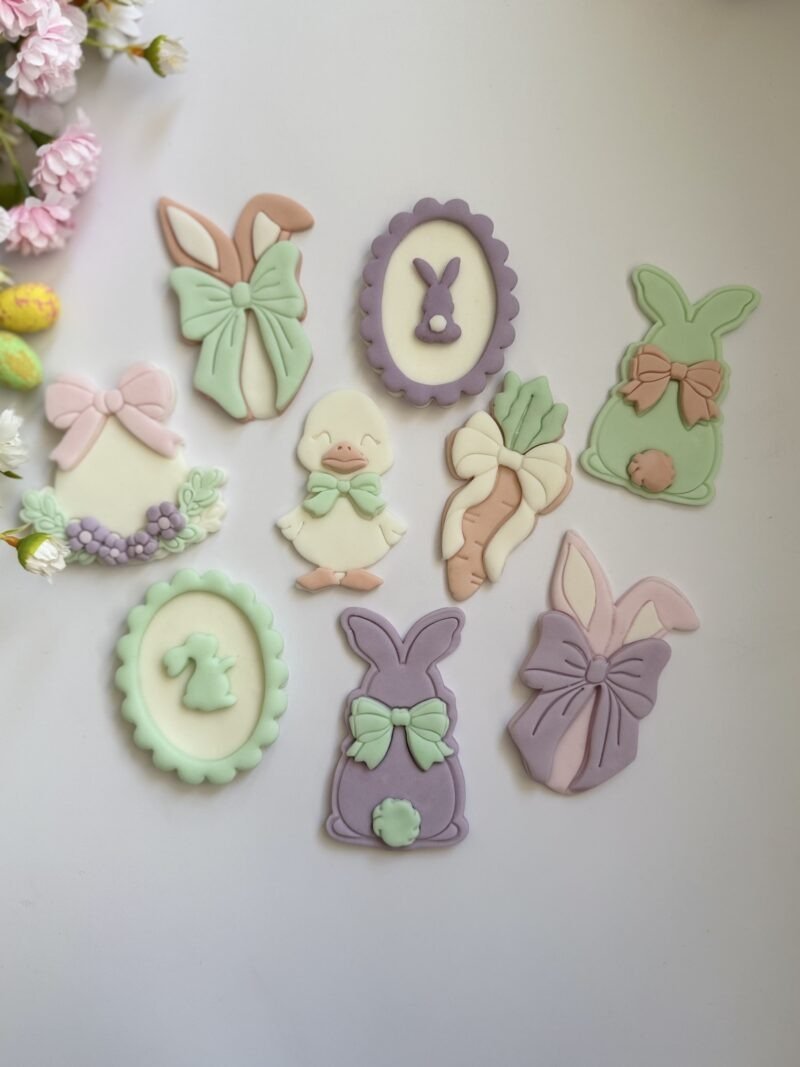 Κουπάτ Wavy oval frame with line