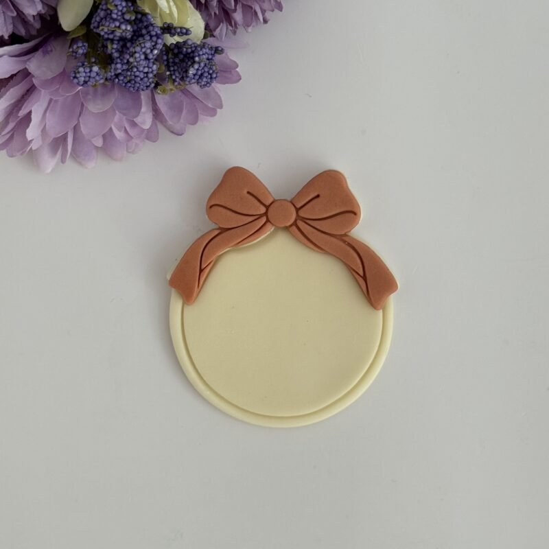 Circle frame with bow